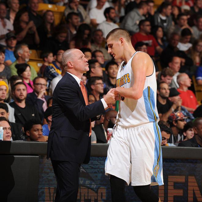 包含掘金队续约主教练迈克马龙，球队稳定发展的词条