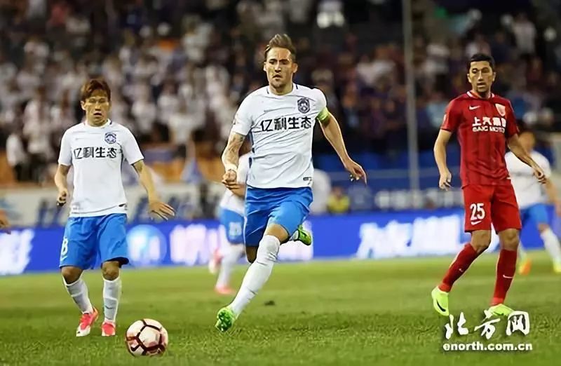 od体育中国官网-天津泰达球迷热情欢庆欧冠决赛胜利