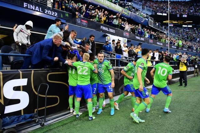 天津泰达球迷热情欢庆欧冠决赛胜利 天津泰达球迷热情欢庆欧冠决赛胜利