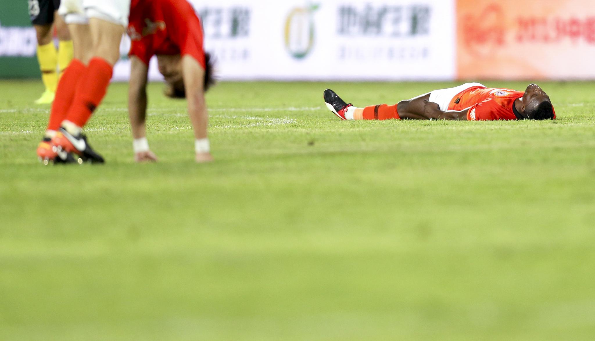 泰达主场艰难告负,保级形势严峻 泰达主场艰难告负,保级形势严峻