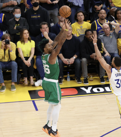 绿衫军逆转落后，凯尔特人赢得总决赛第三场比赛的简单介绍