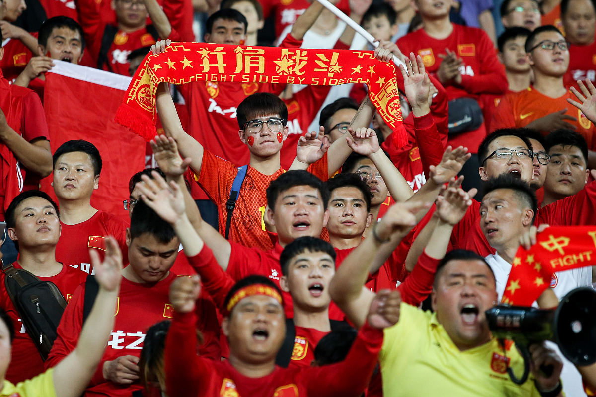 od体育app下载-竞技风云中，一队球员展现胜利姿态