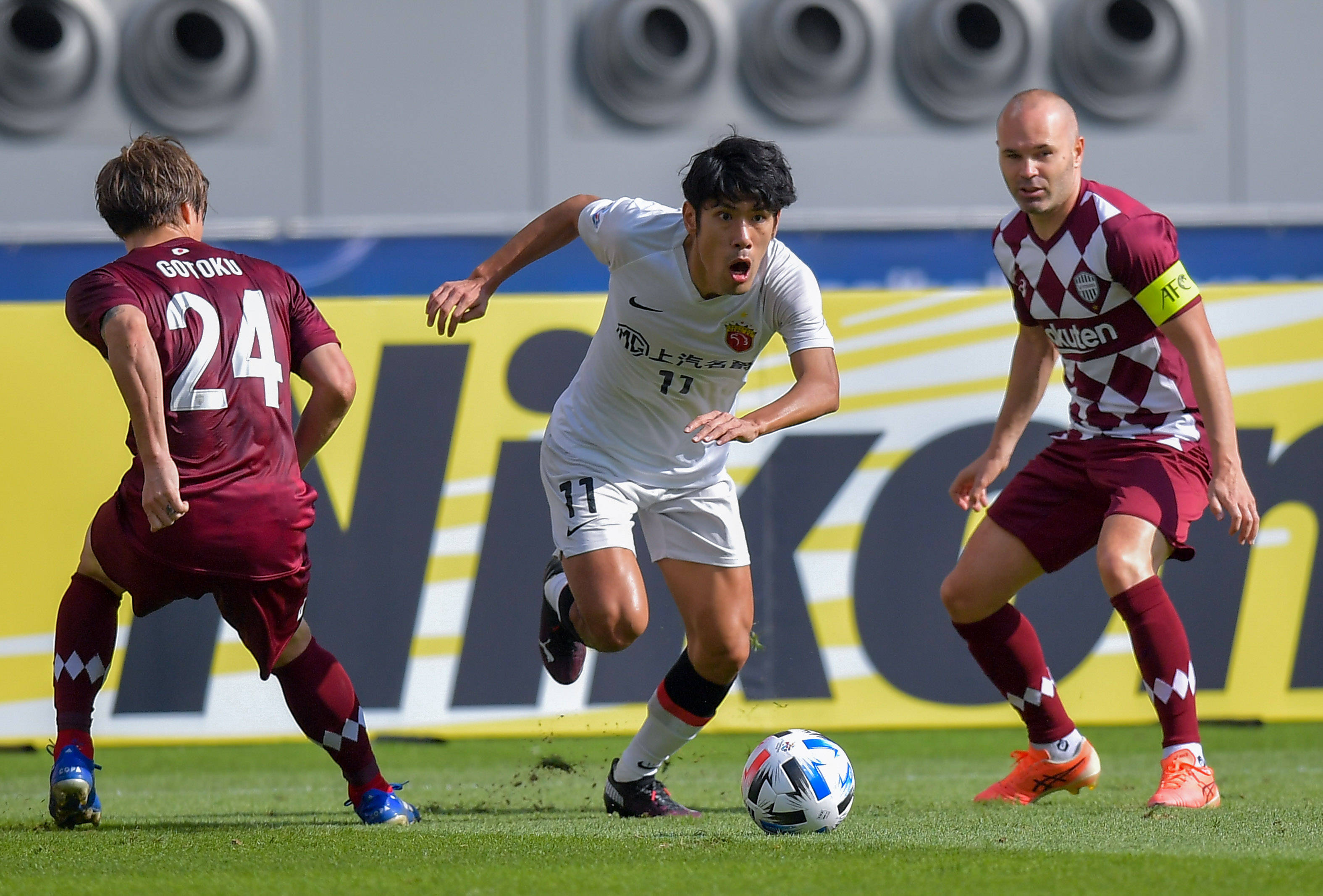 竞技风云中,一队球员展现胜利姿态 竞技风云中,一队球员展现胜利姿态