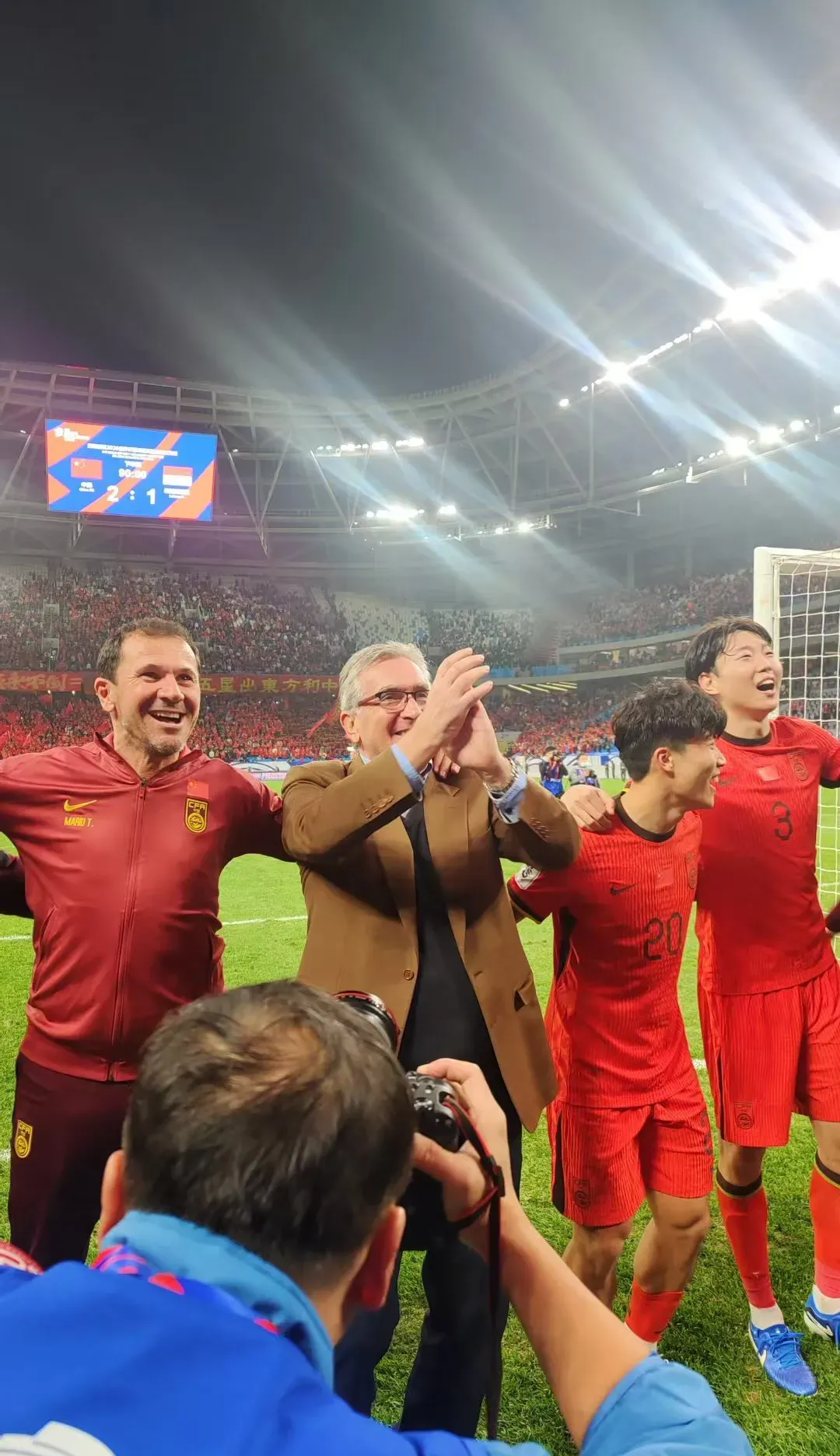 精彩比赛中,球队展现出色实力,获得胜利 精彩比赛中,球队展现出色实力,获得胜利