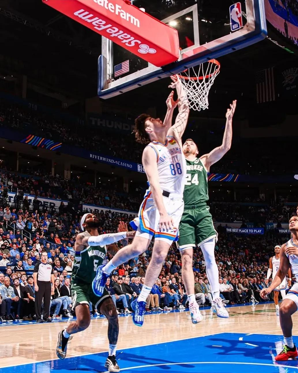 雄鹿大胜猛龙取得两连胜,米德尔顿全队最高30分 雄鹿大胜猛龙取得两连胜,米德尔顿全队最高30分