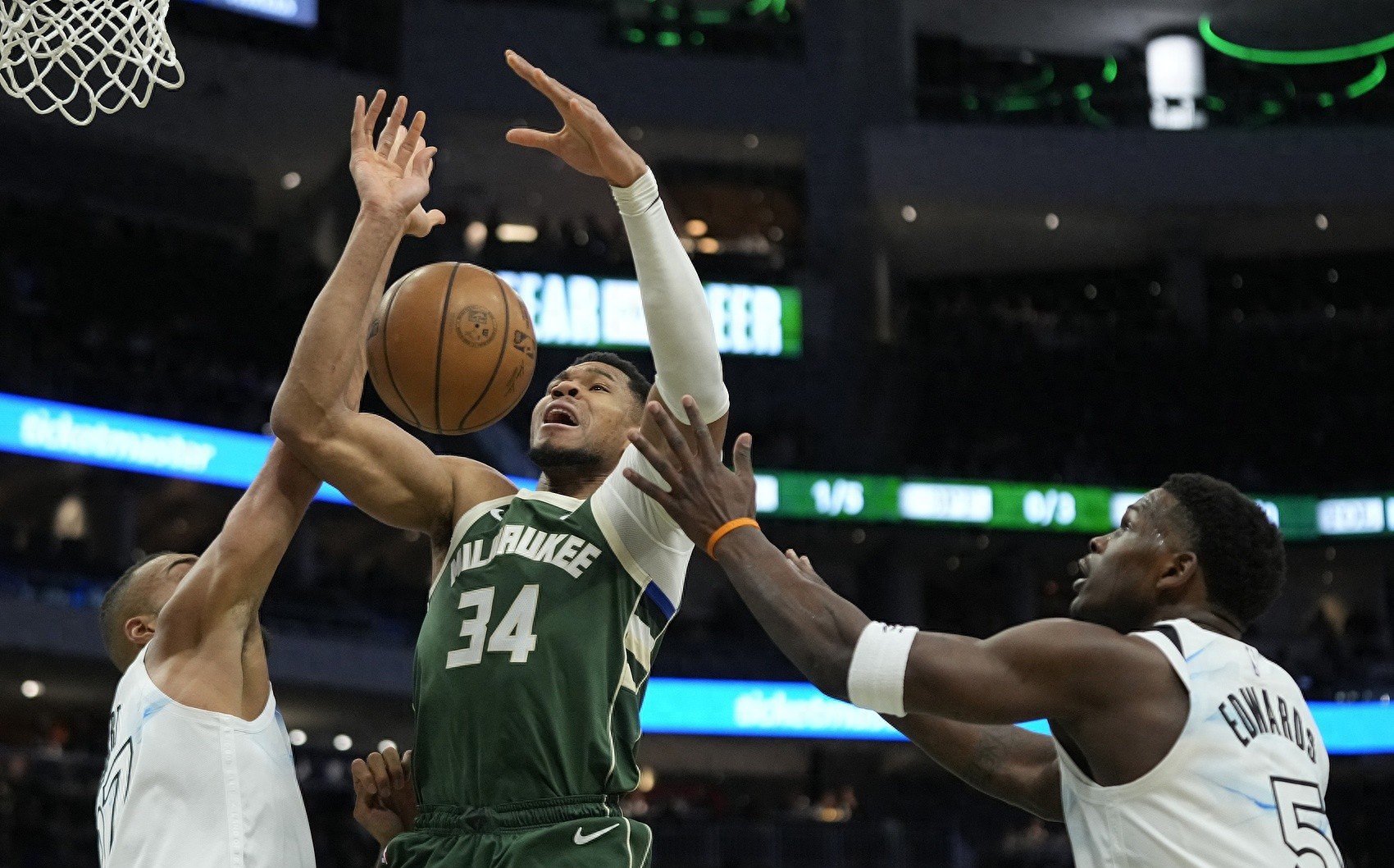 马刺主场大胜黄蜂,保持不败 马刺主场大胜黄蜂,保持不败