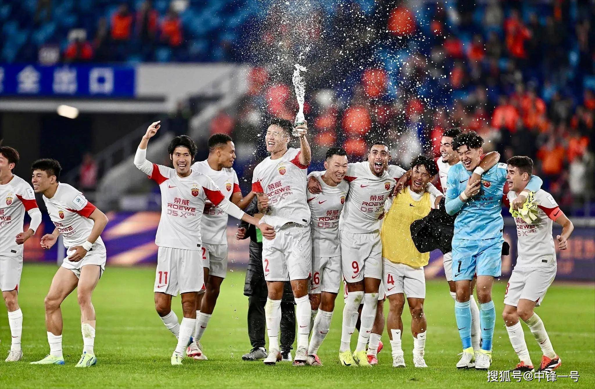 亚冠比赛中双方球队展开激烈对抗 亚冠比赛中双方球队展开激烈对抗